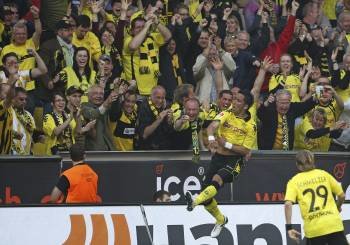 El jugador argentino del Dortmund, Lucas Barrios, celebra tras marcar el primer gol de su equipo (Foto: FRISO GENTSCH)