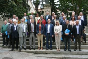 Foto de familia del Consello Consultivo Asesor del PP de Ourense en los Jardines del Padre Feijóo, después de la constitución del pleno. (Foto: JOSÉ PAZ)