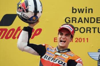 El piloto español de MotoGP de Repsol Honda, Dani Pedrosa, celebra en el podio la victoria conseguida en el Gran Premio de Portugal. (Foto: NUNO VEIGA)