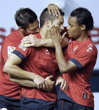 Los jugadores del Osasuna celebran un gol que terminó valiendo tres puntos.? (Foto: villar lópez)