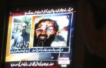 Una televisión muestra un supuesto montaje sobre el asesinato de Bin Laden.