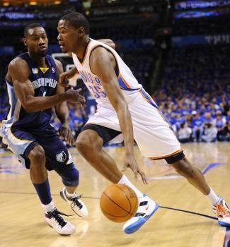 El jugador de Memphis Grizzlies, Tony Allen, intenta evitar la entrada del jugador de Oklahoma City Thunder, Kevin Durant. (Foto: LARRY W. SMITH)