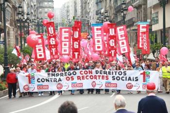 La manifestación de la CIG, con 10.000 personas, según el sindicato y 1.500, según la Policía Local. Foto: David Tombilla