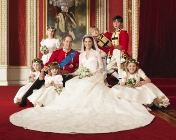 Foto ofi cial de la familia real en la sala del trono del palacio de Bukingham.