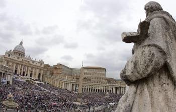 Vista general de la plaza de San Pedro durante la misa de acción de gracias por la beatificación de Juan Pablo II