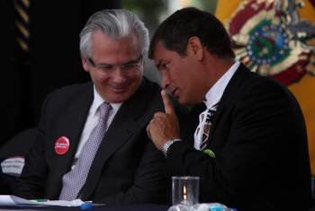  El juez español Baltasar Garzón (i) conversa con el presidente de Ecuador, Rafael Correa d) hoy, lunes 2 de mayo de 2011, durante el acto inaugural del 'Encuentro de Transparencia Andina', en Quito. EFE