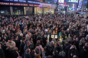 Vista de una multitud que se reunió en Times Square en Nueva York (EEUU), para celebrar hoy, 2 de mayo de 2011, tras el anuncio hecho por el presidente de EEUU, Barack Obama
