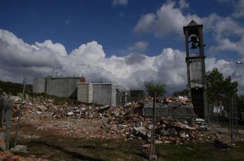 Aspecto das obras de demolición da actual igrexa de O Regueiro. (Foto: MARTIÑO PINAL)