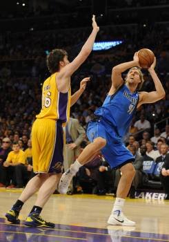 El jugador de los Mavericks de Dallas Dirk Nowitzki (d) lanza la bola ante el español Pau Gasol de los Lakers de Los Ángeles (Foto: Paul Buck)