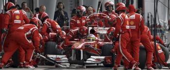 El equipo Ferrari realizando en box durante un gran premio (Foto: EFE)