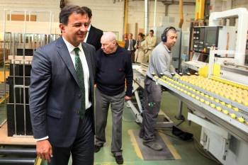 Javier Guerra, ayer, durante su visita a una fábrica de muebles de A Estrada. (Foto: VICENTE PERNÍA)