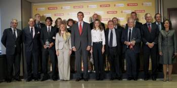  Los Príncipes de Asturias y la ministra de Asuntos Exteriores, Trinidad Jiménez, posan hoy en Madrid junto a los nuevos embajadores de la Marca España tras entregar las acreditaciones que recibieron Vicente del Bosque y Rafa Nadal, entre otros. EFE