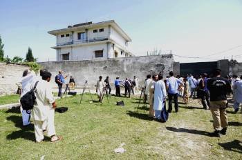 Agentes de las fuerzas de seguridad paquistaníes permiten el acceso a los periodistas al interior de la residencia en la que el líder de la red terrorista Al Qaeda, Osama bin Laden, fue abatido por soldados estadounidenses.