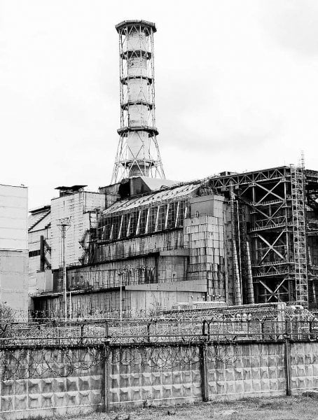 (2) En Ucrania, a unos 100 kilómetros al norte de Kiev el 26 de abril de 1986 a la 1,23 horas de (Moscú) el rector numero 4 de la central nuclear de Chernobyl sufre el mayor accidente nuclear conocido en su tipo hasta la fecha.