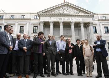 Los miembros de Bildu, con representantes del BNG, ICV y ERC, en su comparecencia fuera del Congreso. (Foto: J. M. ESPINOSA)