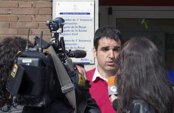 Alberto Fernández conversa con los medios de comunicación tras el juicio. (Foto: ALBERTO MORANTE)