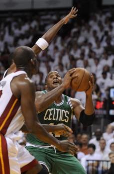 El atacante de Los Celtics de Boston Glen Davis (d) disputa el balón con Chris Bosh de los Heat de Miami. (Foto: RHONA WISE)