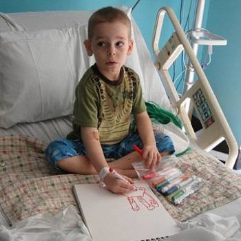Aidan Reed recibe tratamiento en el hospital mientras pinta uno de sus dibujos