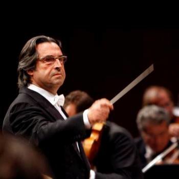 El maestro italiano Riccardo Muti dirige el 8 de septiembre de 2008 a la Filarmónica de Viena con el viola Antoine Tamestit en el KKL, el Centro de Cultura y Congresos de Lucerna, durante el Festival de Lucerna (Suiza). Foto: EFE