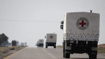Camiones de la Cruz Roja Internacional transitando por un corredor humanitario en Libia. (Foto: EFE)