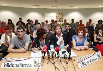 Candidatos de Bildu al Parlamento de Navarra durante una rueda de prensa que dieron en Pamplona. (Foto: JESÚS DIGES)