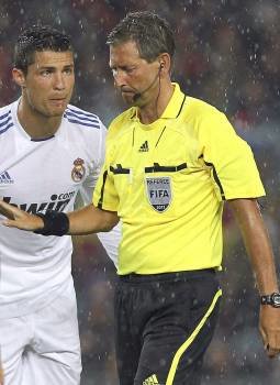 El árbitro belga recibe las protestas de Cristiano Ronaldo. (Foto: A. DALMAU)