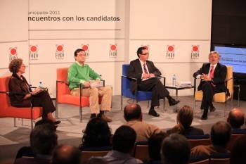 Pilar González, Juan Maceiras e Enrique Rodríguez, durante a entrevista co candidato do PP, Rosendo Luis Fernández. (Foto: José Paz)