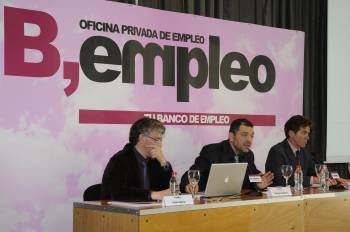 Santiago Rodríguez, en el centro, en la presentación de la nueva oficina privada de empleo. (Foto: Baffypress)