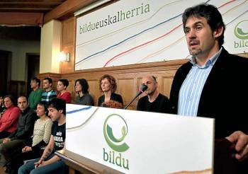 Pello Urizar durante la presentación de Bildu. (Foto: EFE)