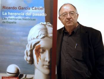 Ricardo García Cárcel, durante la presentación hoy en rueda de prensa de su obra 'La herencia del pasado'.