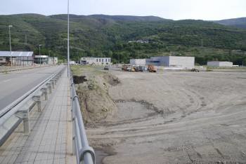 Terrenos donde está previsto que se ubique la planta de biomasa, en el polígono industrial de A Raña. (Foto: LUIS BLANCO)