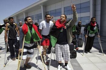 Rebeldes libios heridos en los combates en Misrata, a su llegada al aeropuerto Cartago de Túnez. (Foto: STRINGER)