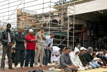 Marroquíes proceden hoy a la oracción del viernes en frente del Café Argana.