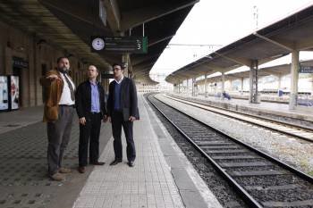 Juan Carlos Cabanelas, con los arquitectos de Foster&Partners, Ricardo Mateu y Manuel Fernández, en la estación de A Ponte. (Foto: XESÚS FARIÑAS)
