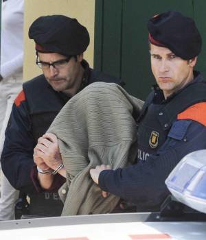 Los Mossos, con el detenido. (Foto: ROBIN TOWNSEND)