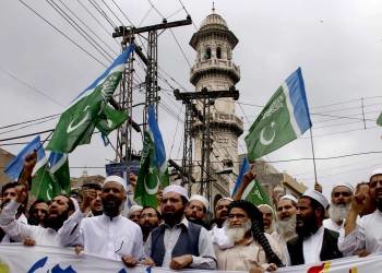 Islamistas paquistaníes se manifiestan en Peshawar clamando venganza por la muerte de Bin Laden. (Foto: MANU BRABO)