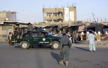 Efectivos policiales patrullando por las calles de Kandahar. (Foto: I. SAMEEM)
