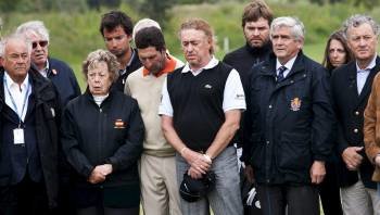 Miguel Ángel Jiménez y José María Olazábal guardan un minuto de silencio por la muerte de Ballesteros durante el Abierto de España de golf. (Foto: alejandro garcía)