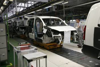 La fábrica viguesa de Peugeot-Citroën tiene un ERE que arrastra a muchos trabajadores de las auxiliares.Foto: nuria Currás