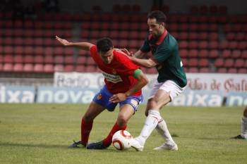 Josu, capitán del Ourense, intenta zafarse de la marca de un jugador rival (Foto: xesús fariñas)