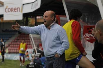 El entrenador del Ourense, dando instrucciones a sus jugadores desde el banquillo. (Foto: XESÚS FARIÑAS)