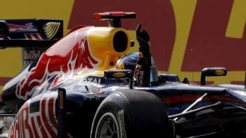 Sebastian Vettel levanta el dedo índice derecho nada más cruzar la meta en Estambul.? (Foto: tolga bozoglu)