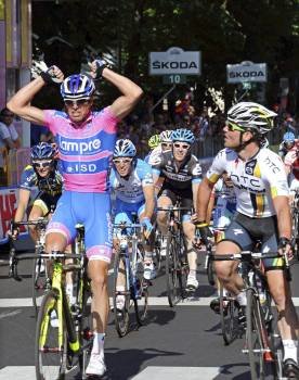 Petacchi celebra la victoria en la segunda etapa del Giro.? (Foto: c. ferraro)