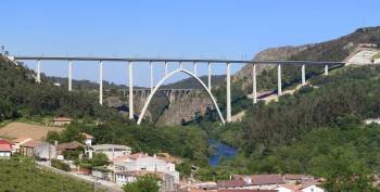 Viaducto del AVE que unirá Ourense y Santiago a su paso sobre el río Ulla. (Foto: ARCHIVO)