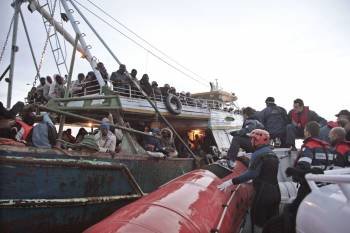 Llegada de un barco con inmigrantes subsaharianos a la isla italiana de Lampedusa. (Foto: F. MALAVOLTA)