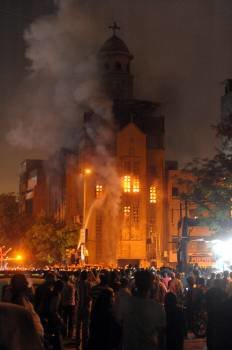 Una de las iglesias de la zona de Imbaba, ardiendo. (Foto: STR)