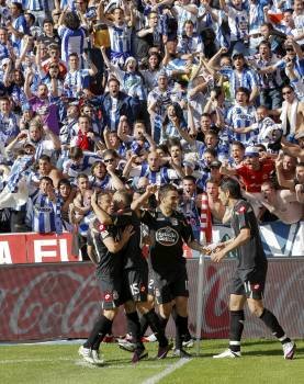 Los jugadores del Deportivo festejan el 0-1. (Foto: A.Morante)