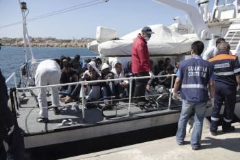 Inmigrantes libios denuncian omisión de socorro por parte de las fuerzas de la OTAN. (Foto: EFE)