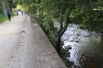 El río Barbaña, a su paso por O Polvorín, donde se puede pasear por sus márgenes. (Foto: MARTIÑO PINAL)