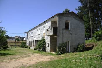 La antigua escuela de Trado, en Panoia, será acondicionada como aula multimedia. (Foto: MARTIÑO PINAL)
